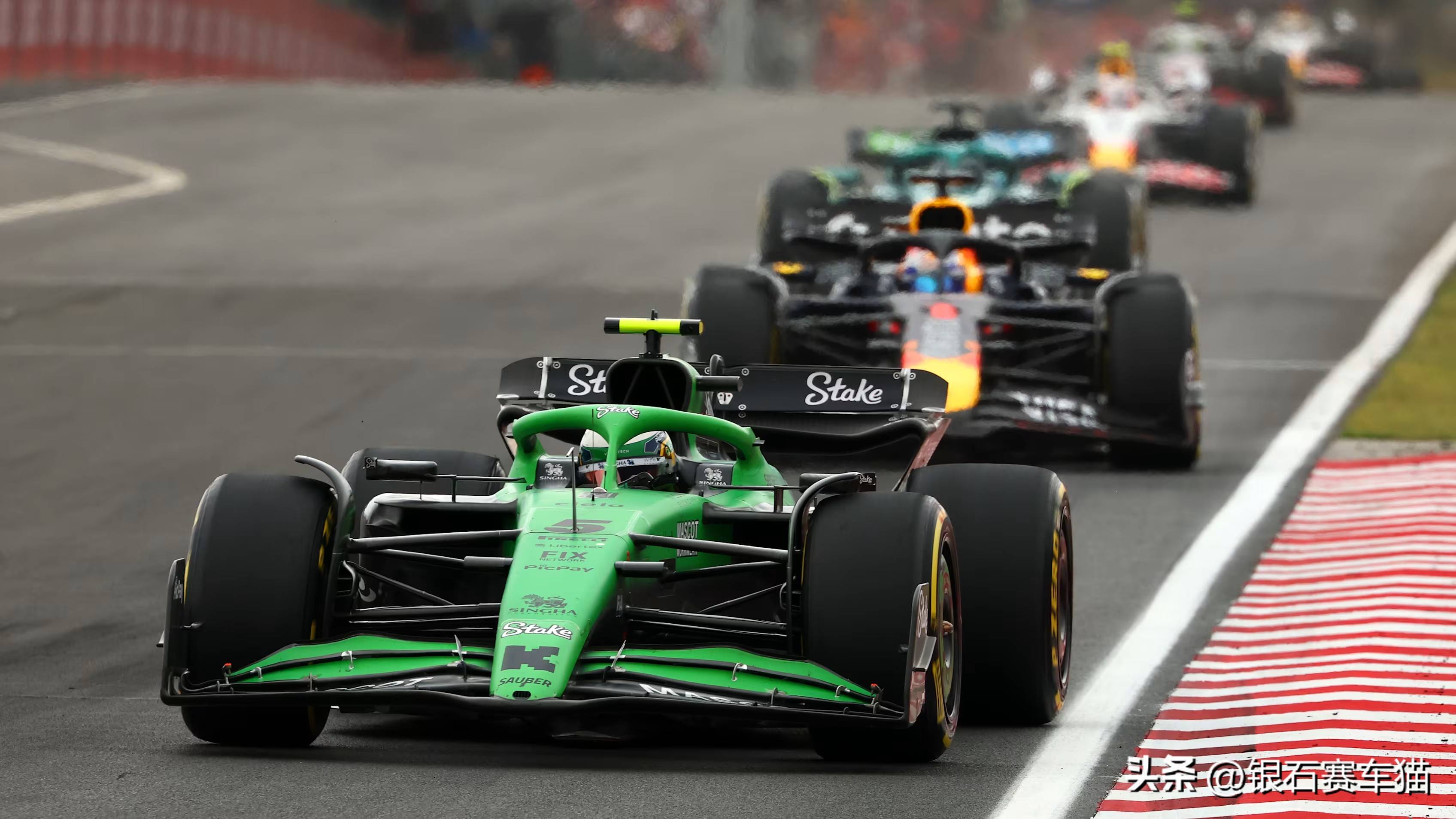 阿斯顿马丁翻盘迈凯伦，诺里斯统治全场