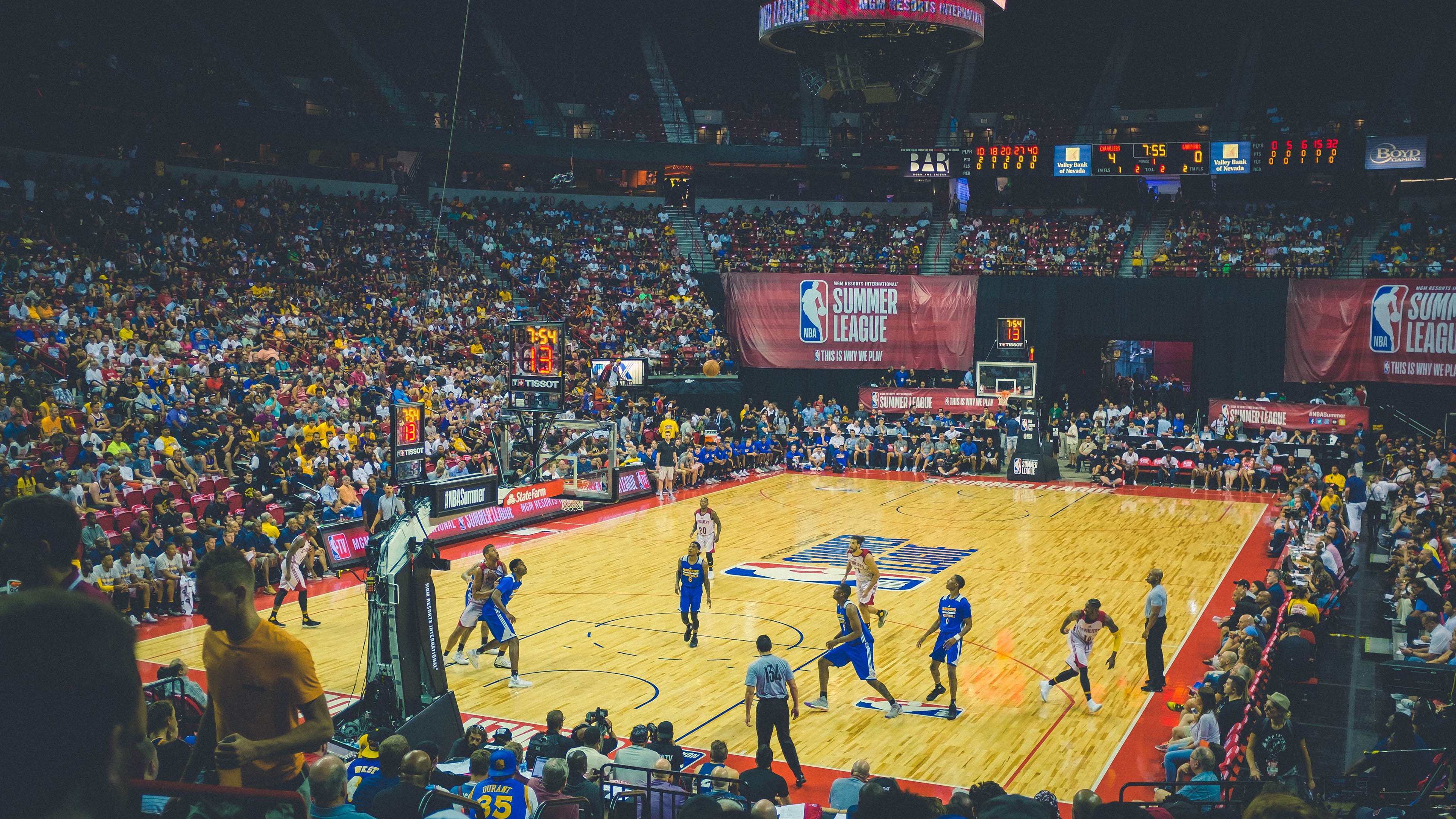 雷速足球直播平台-篮网掀翻步行者，约基奇扛起全队，一场团队与个人英雄主义的双重奏